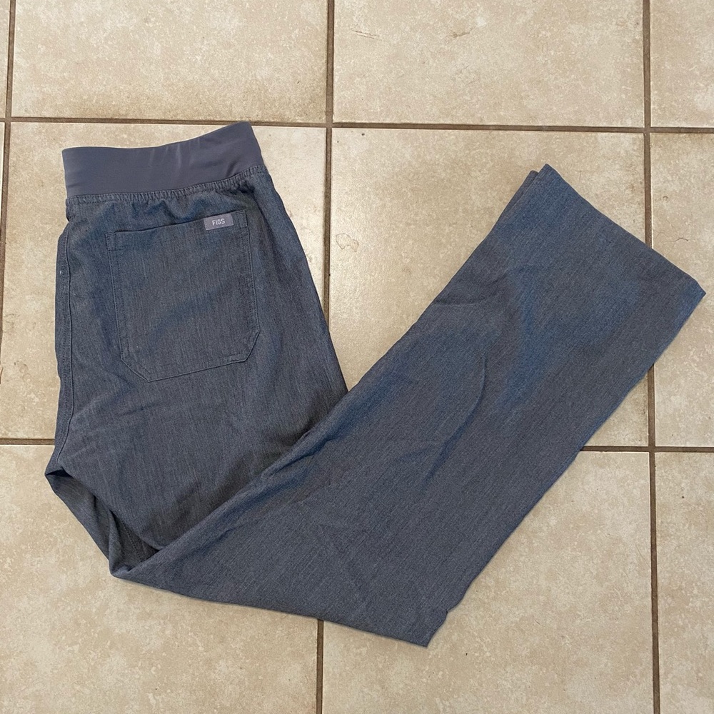 FIGS “Livingston” Scrub Pants in Graphite Size M. Firm on price.